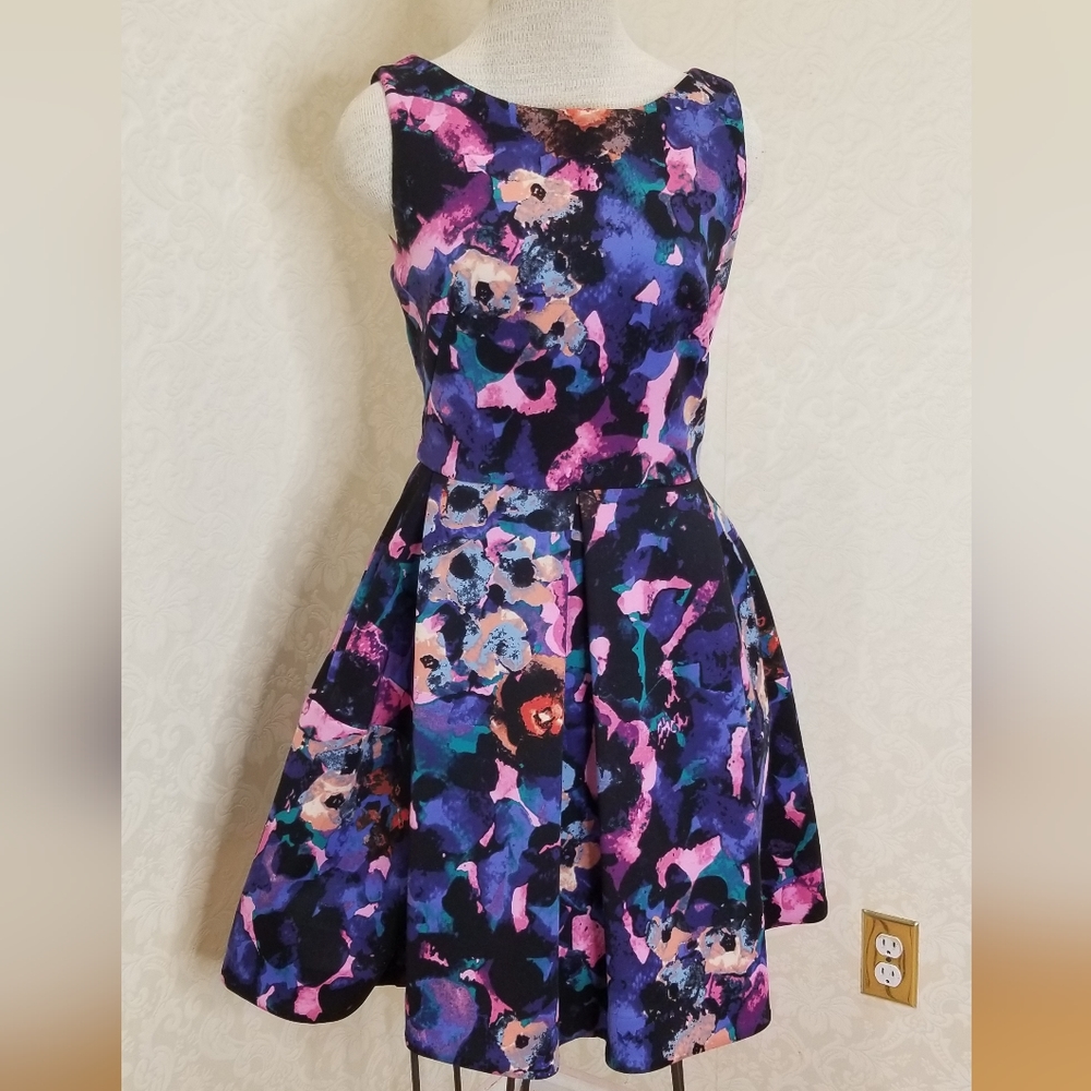 JUST... TAYLOR FLORAL DRESS